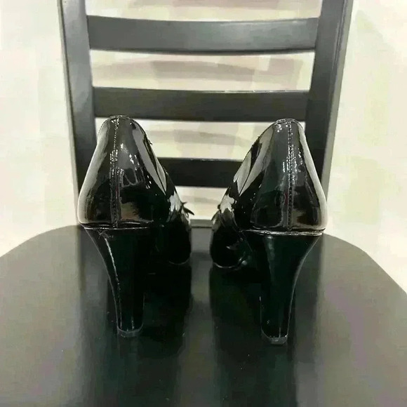 Sofft Black Patent Leather Peep‎ Toe Flower Pumps, Size 9.5 - Picture 8 of 11